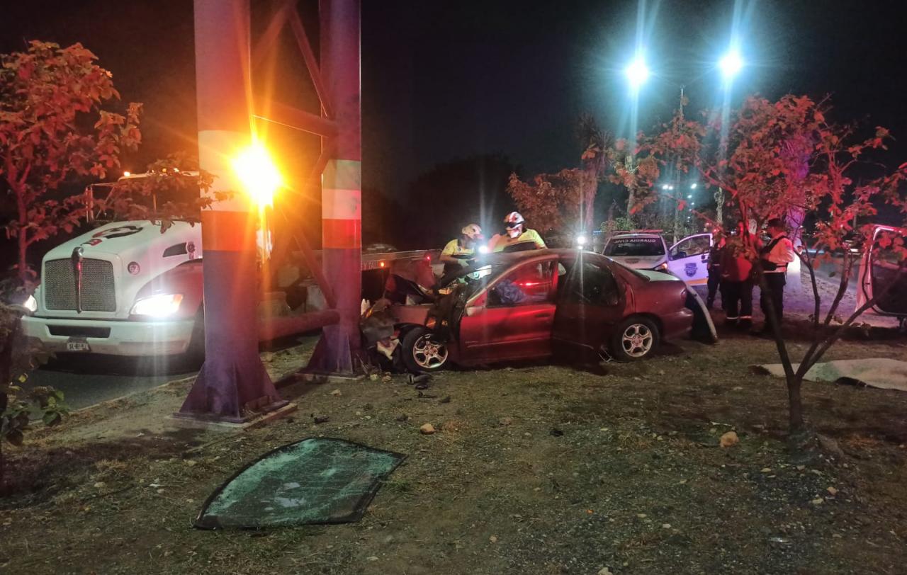 Muere conductor tras estrellarse contra base de puente en avenida Lincoln