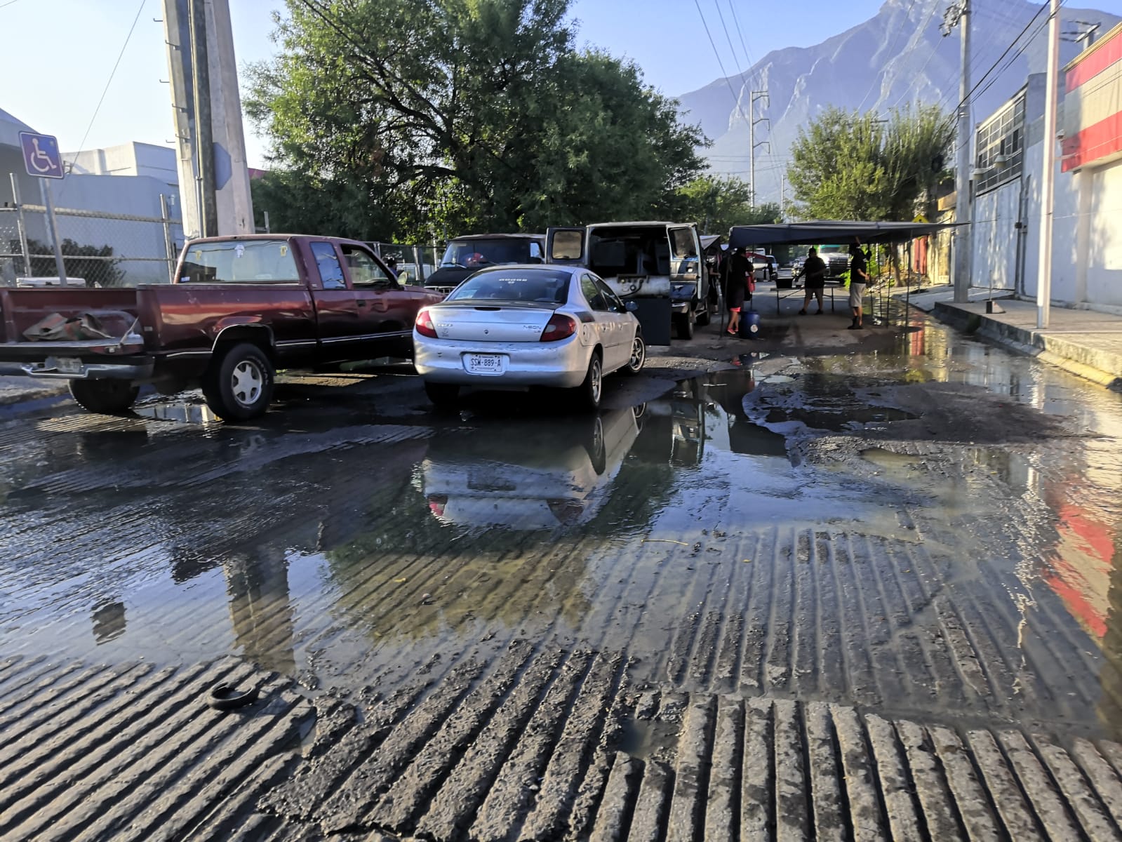 Mega fuga de drenaje ha afectado vecinos de la colonia Agua Nueva por 6 años