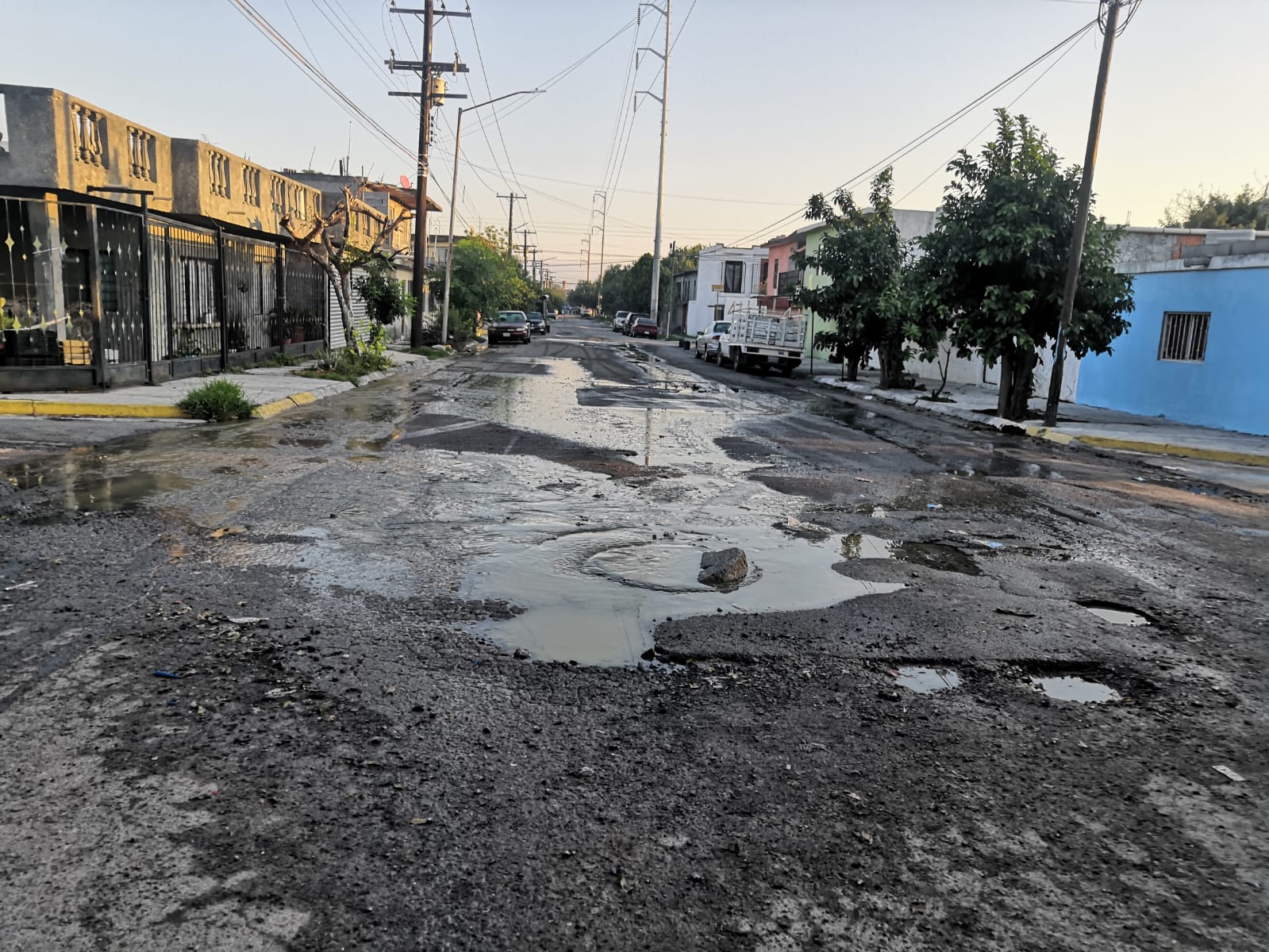 Mega fuga de drenaje ha afectado vecinos de la colonia Agua Nueva por 6 años
