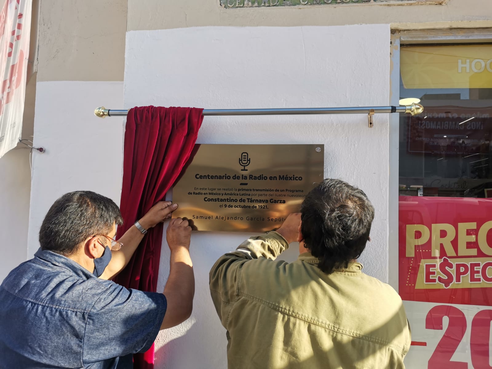 Devela gobernador placa por 100 años de primera transmisión de radio en Monterrey y Latam