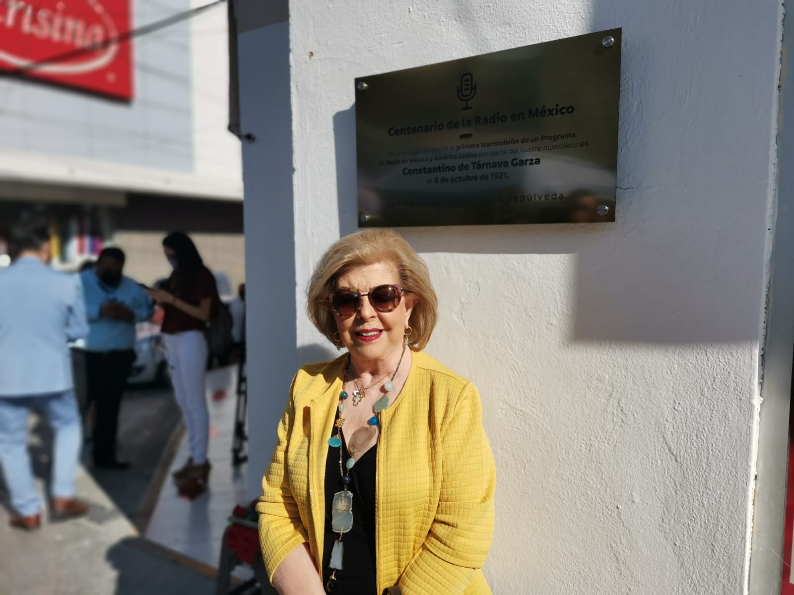 Devela gobernador placa por 100 años de primera transmisión de radio en Monterrey y Latam