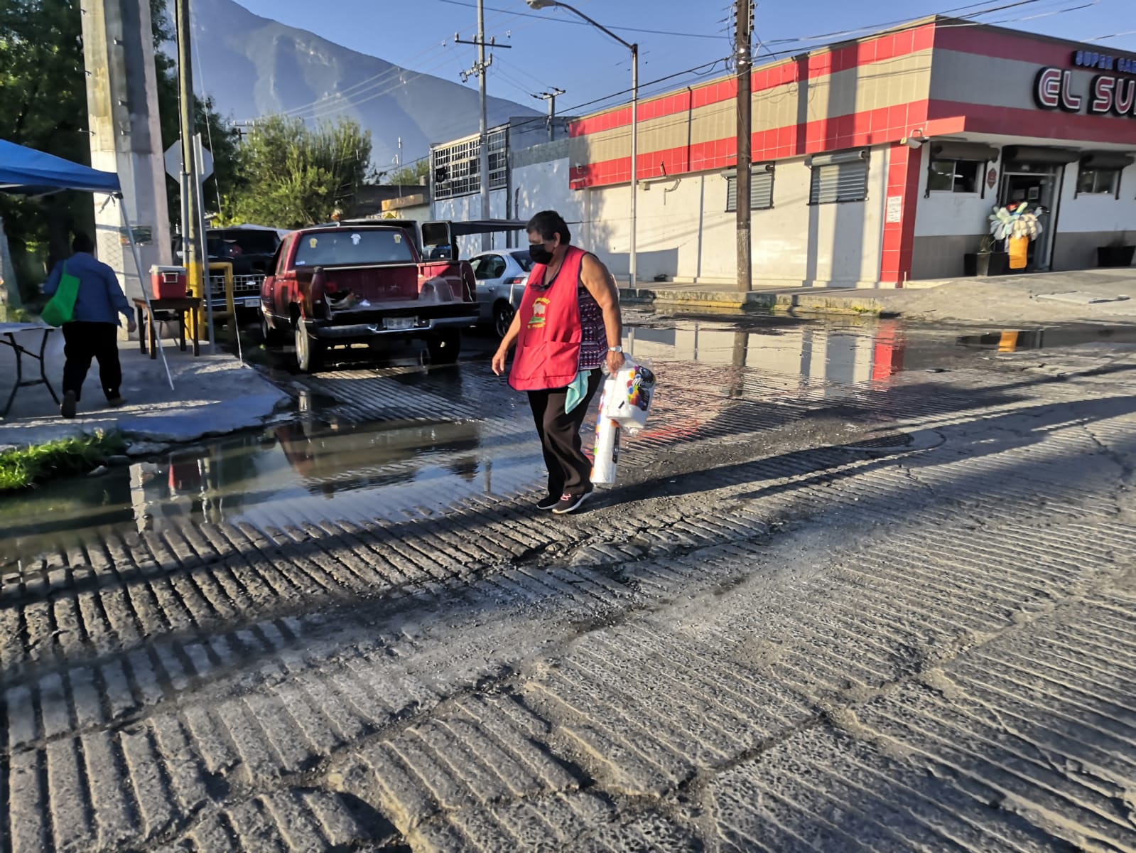 Mega fuga de drenaje ha afectado vecinos de la colonia Agua Nueva por 6 años