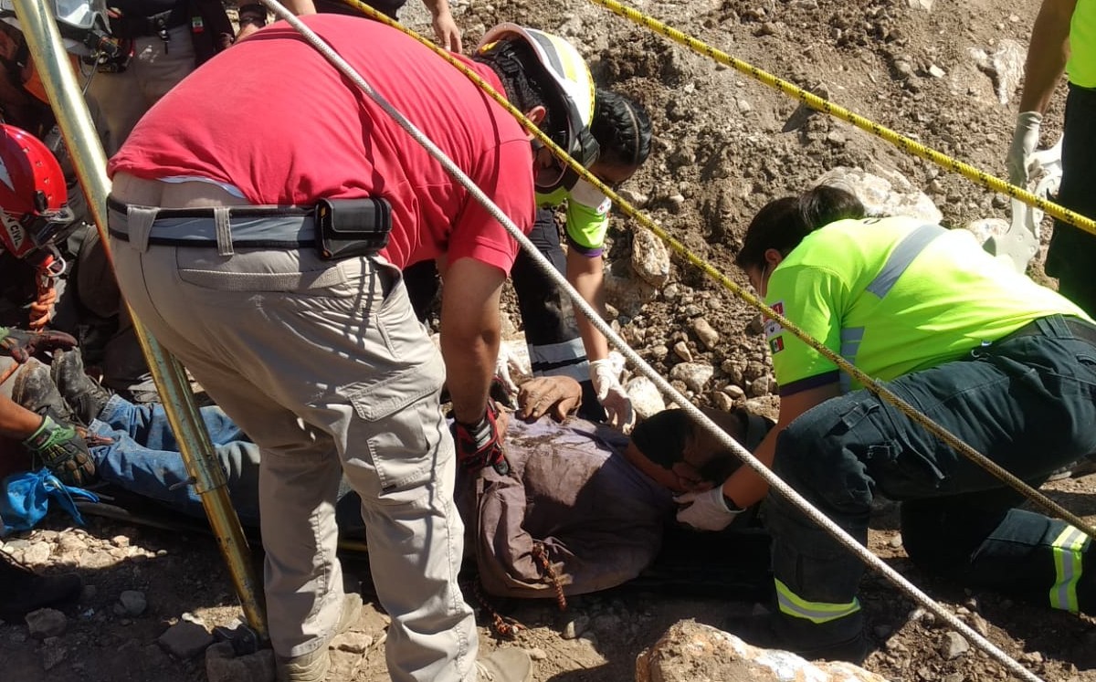Hombre de la tercera edad es puesto a salvo luego de caer a un pozo en Monterrey