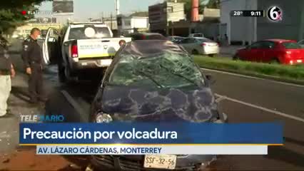 Volcadura provoca tráfico lento en la avenida Lázaro Cárdenas 