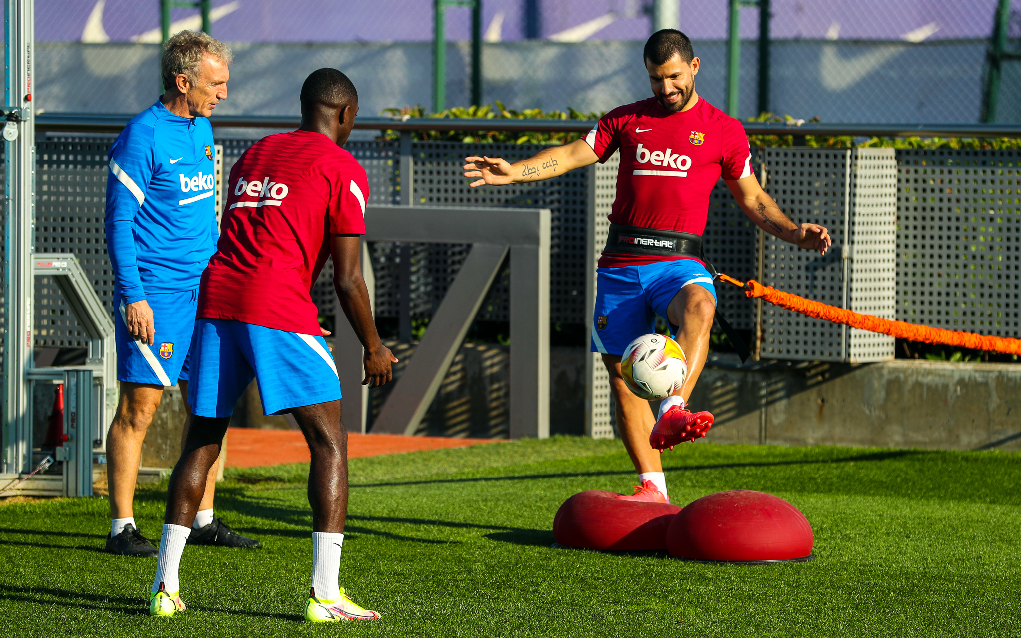 Ousmane Dembélé y Sergio Agüero vuelven a ejercitarse con el grupo