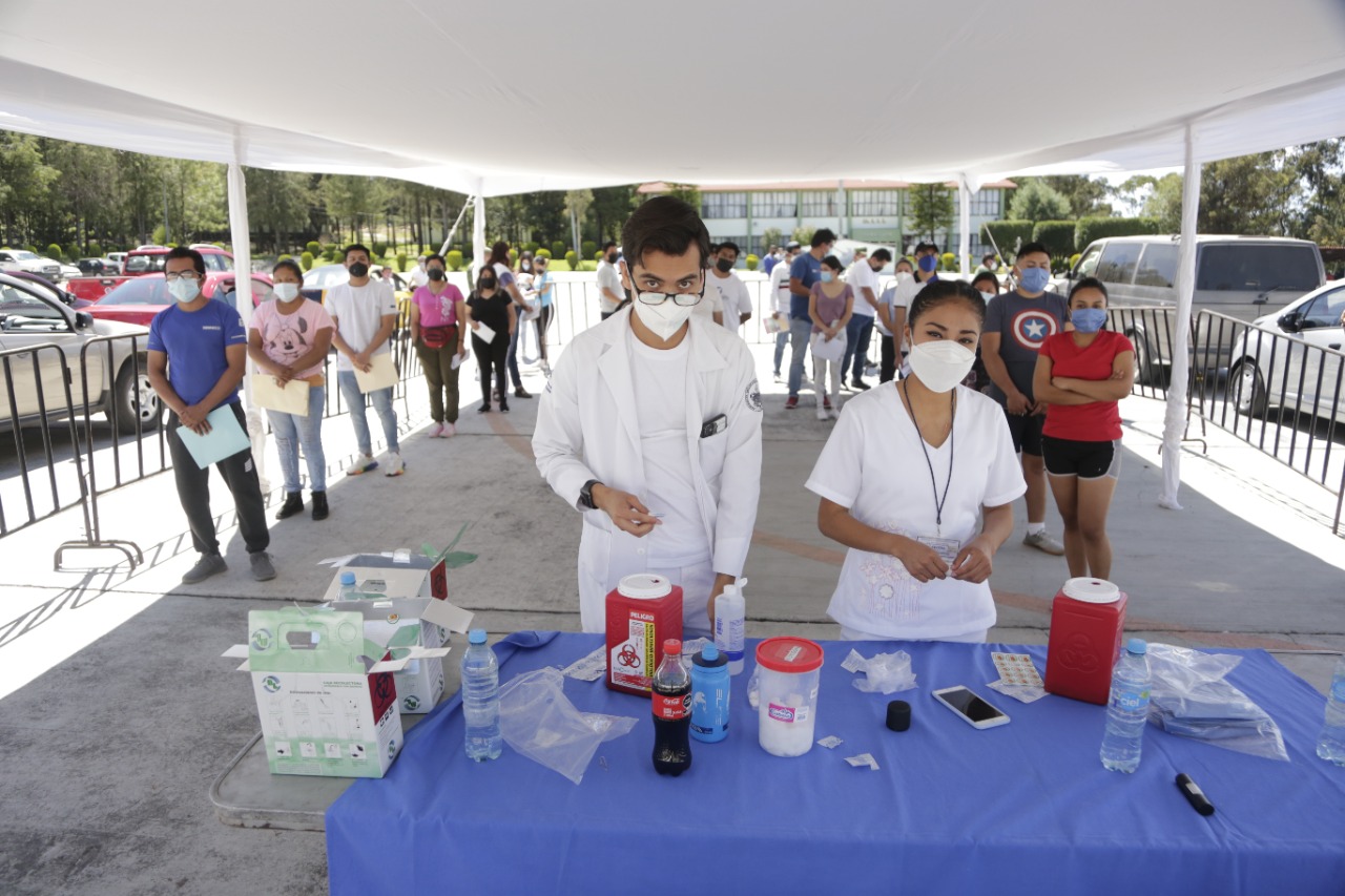 Vacunan contra Covid a 18 menores de edad en Puebla