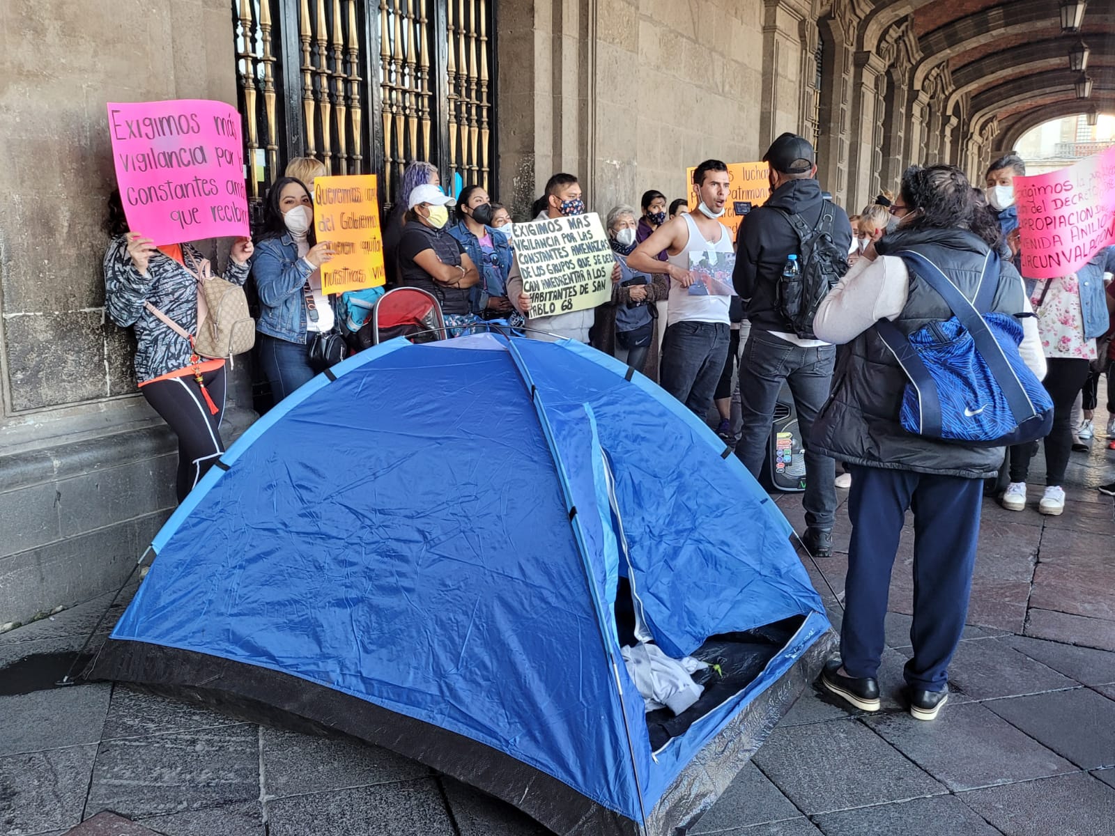 Comerciantes del Centro Histórico bloquean accesos a edificio de Gobierno de CdMx