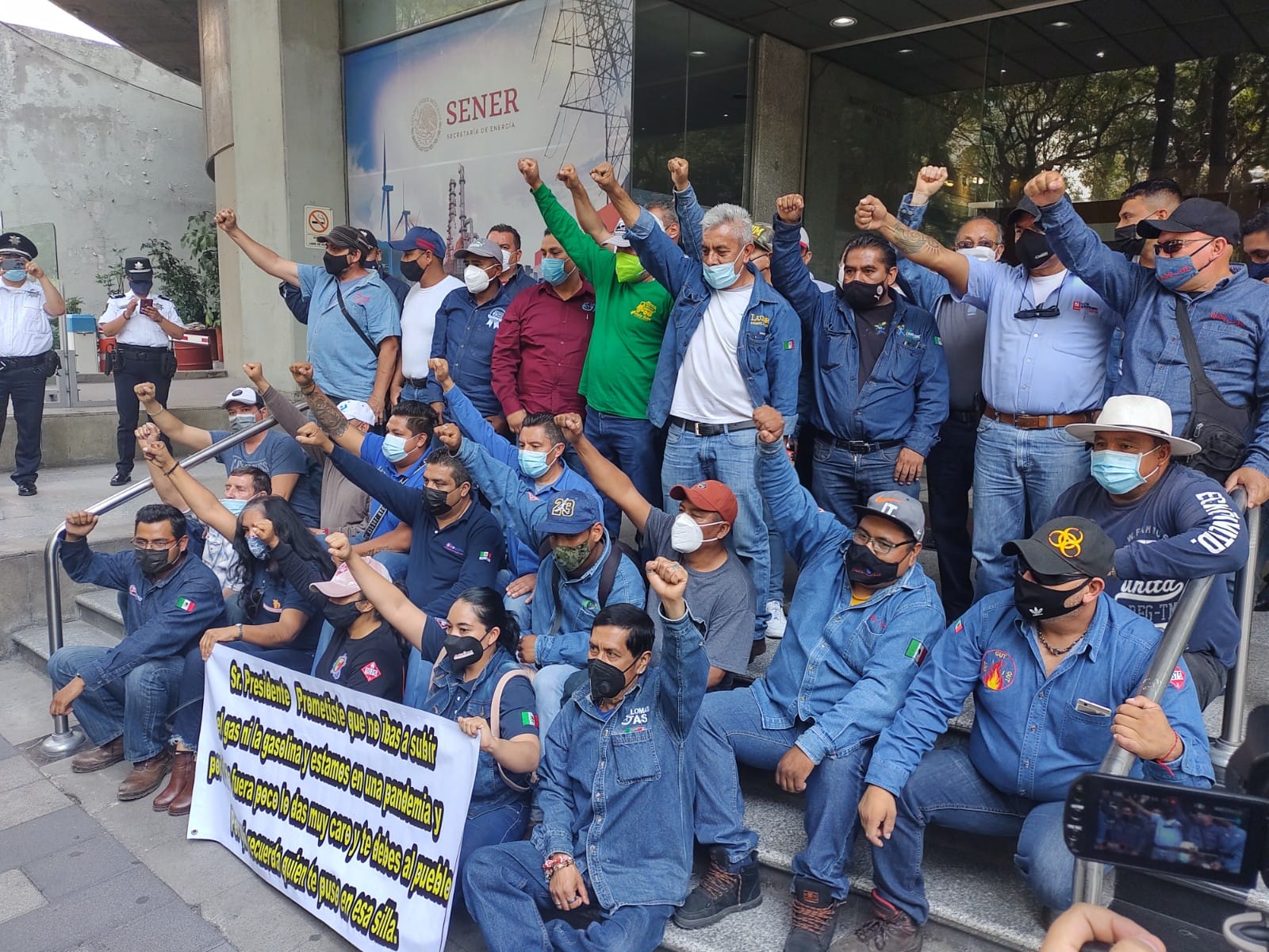 Gaseros se reúnen con autoridades de Sener: amagan con iniciar paro si no responden a demandas; bloquean varios puntos del Valle de México
