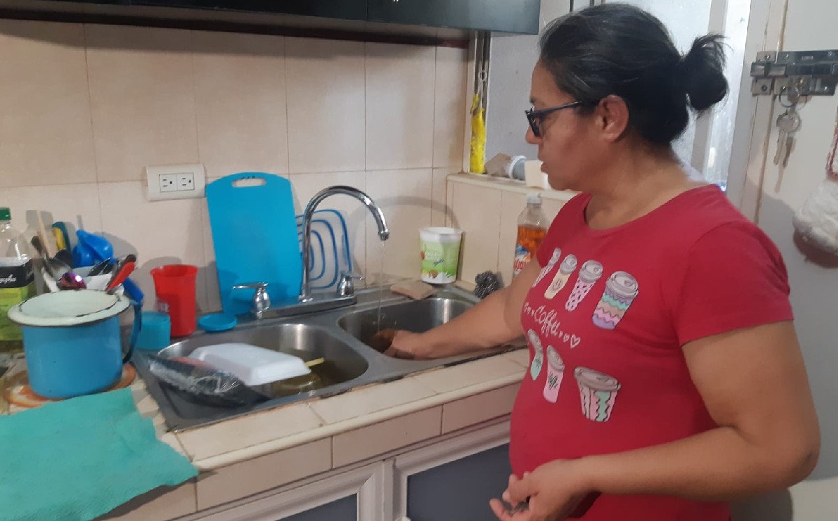 Vecinos de colonia Los Rehiletes sufren por reducción de agua desde hace más de un mes