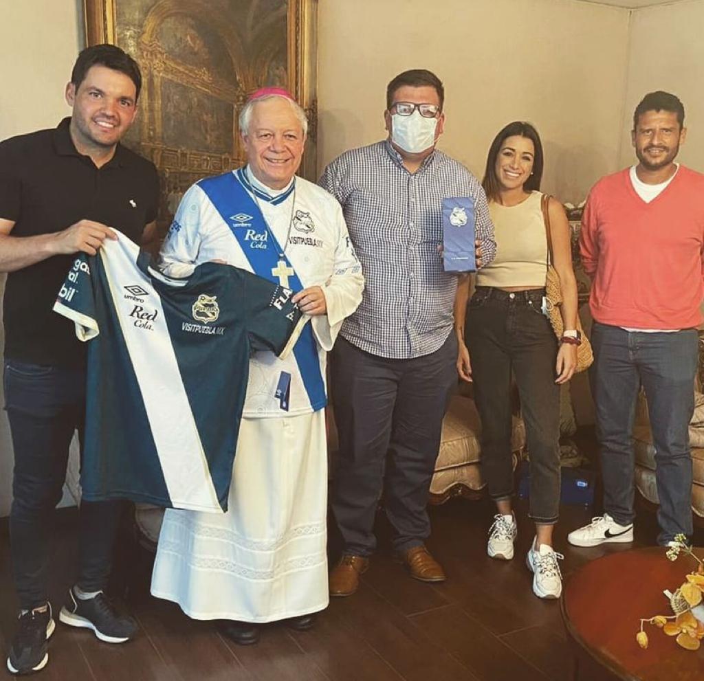 Arzobispo de Puebla se pone la playera de la 'Franja' 
