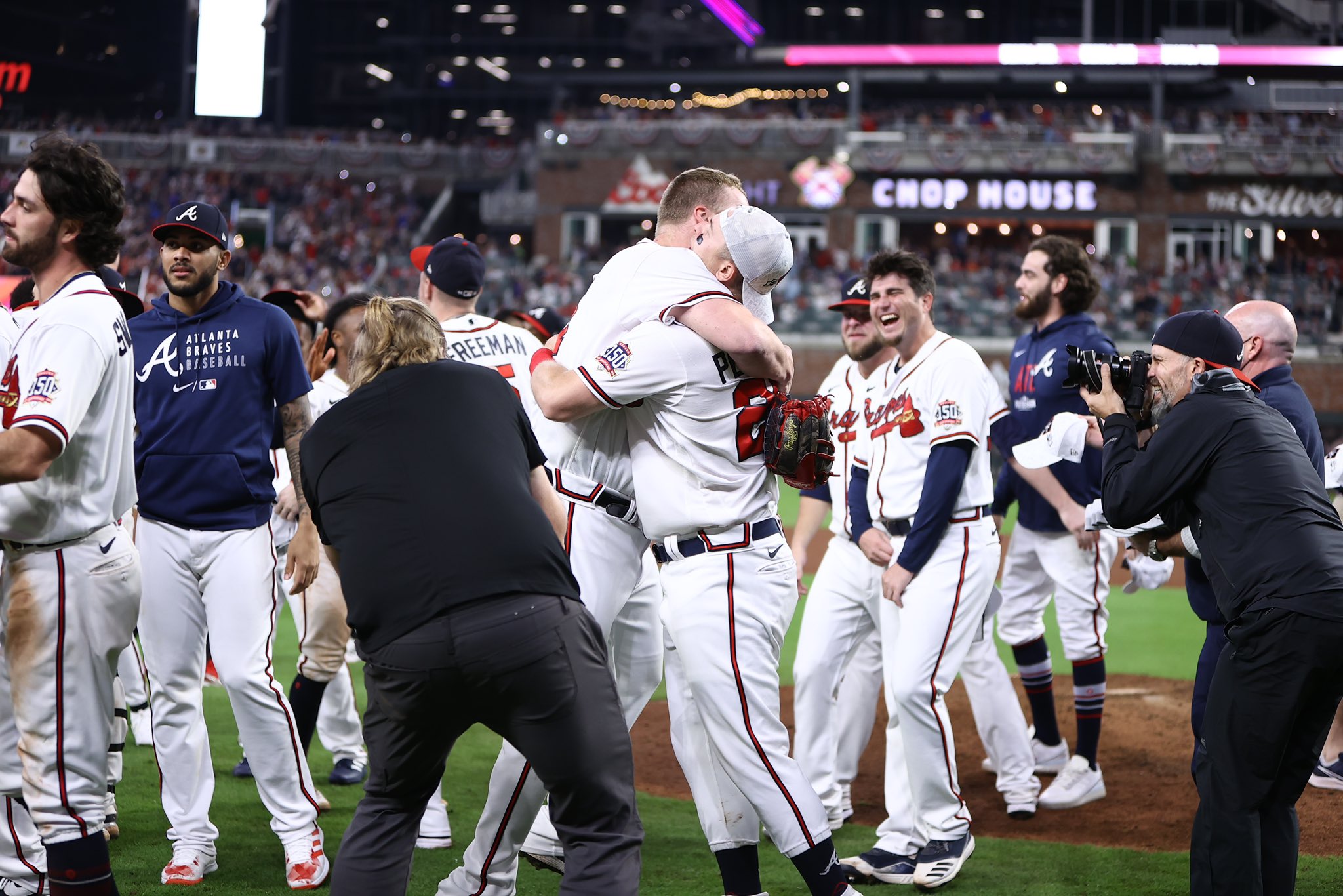 Jonrón de Freeman coloca a Bravos en Serie de Campeonato