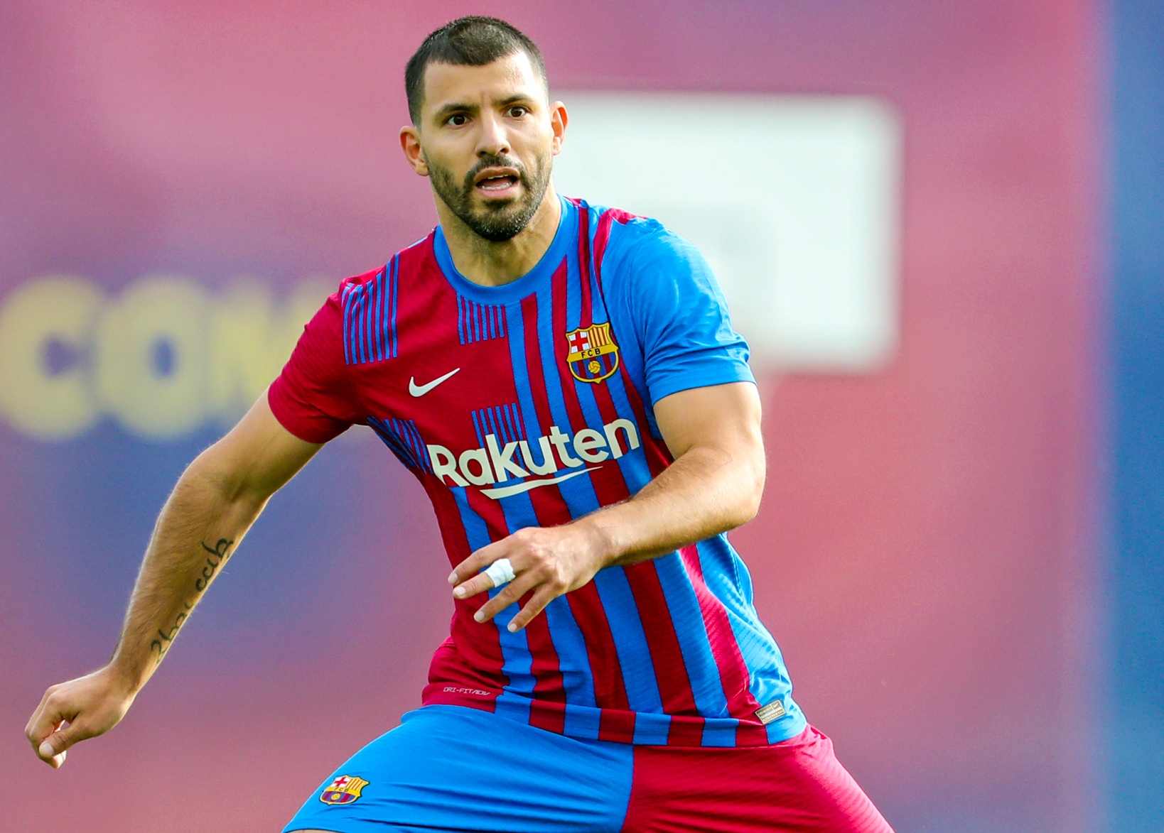 Sergio Agüero marca en el partido de entrenamiento del Barcelona ante el Cornellà