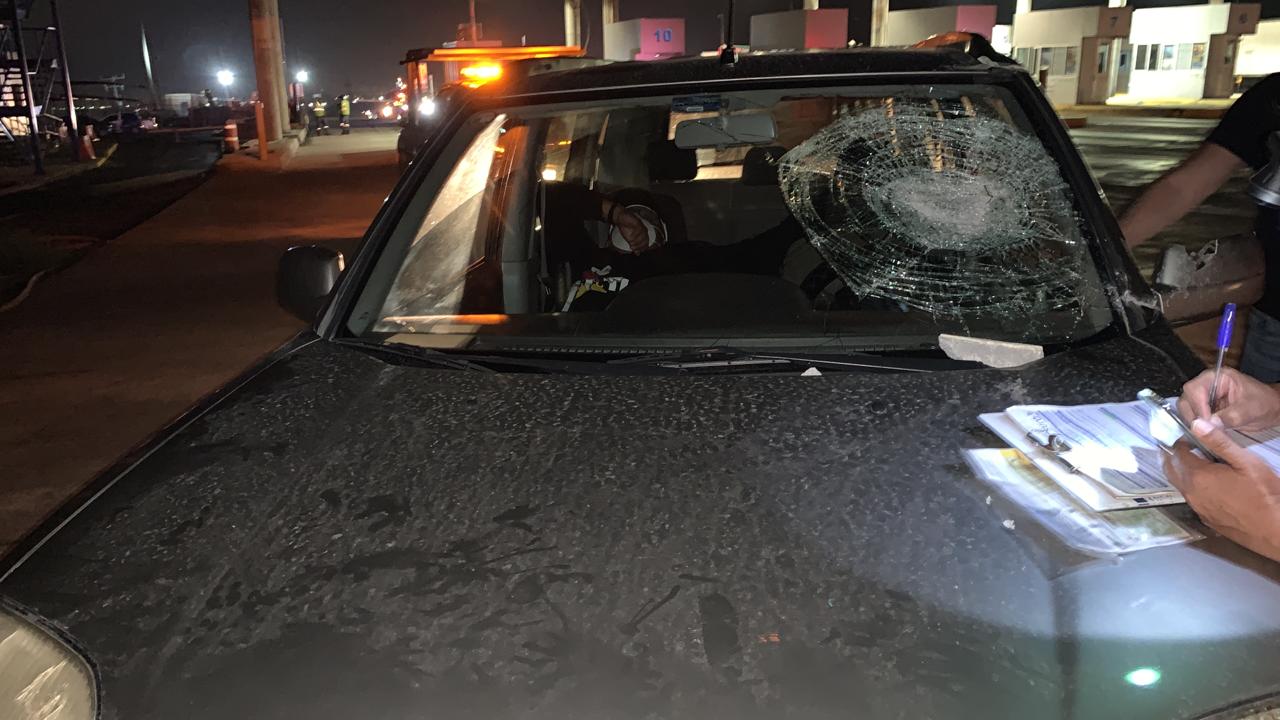 Vehículos resultan dañados por piedras en la autopista Monterrey-Saltillo 