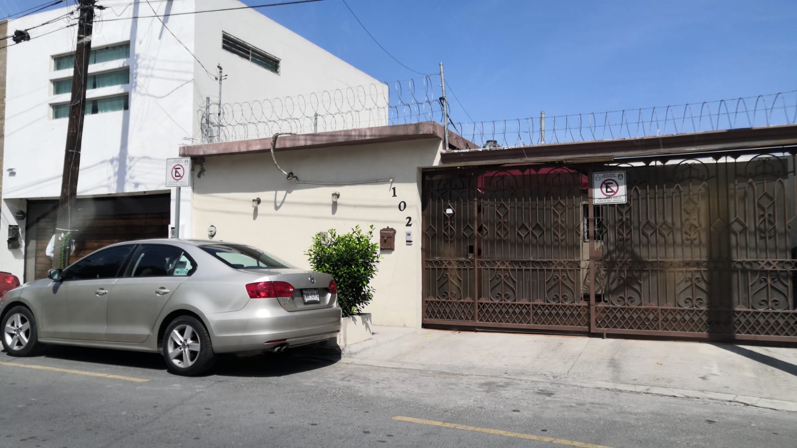 Jubilado vive calvario en Mitras Centro por constantes inundaciones de drenaje dentro de su casa