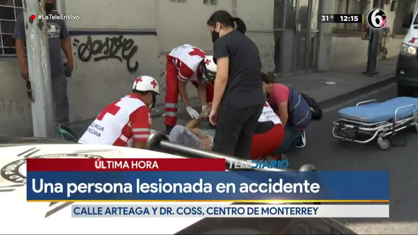 Hombre resulta lesionado tras caer en una banqueta en el Centro de Monterrey 