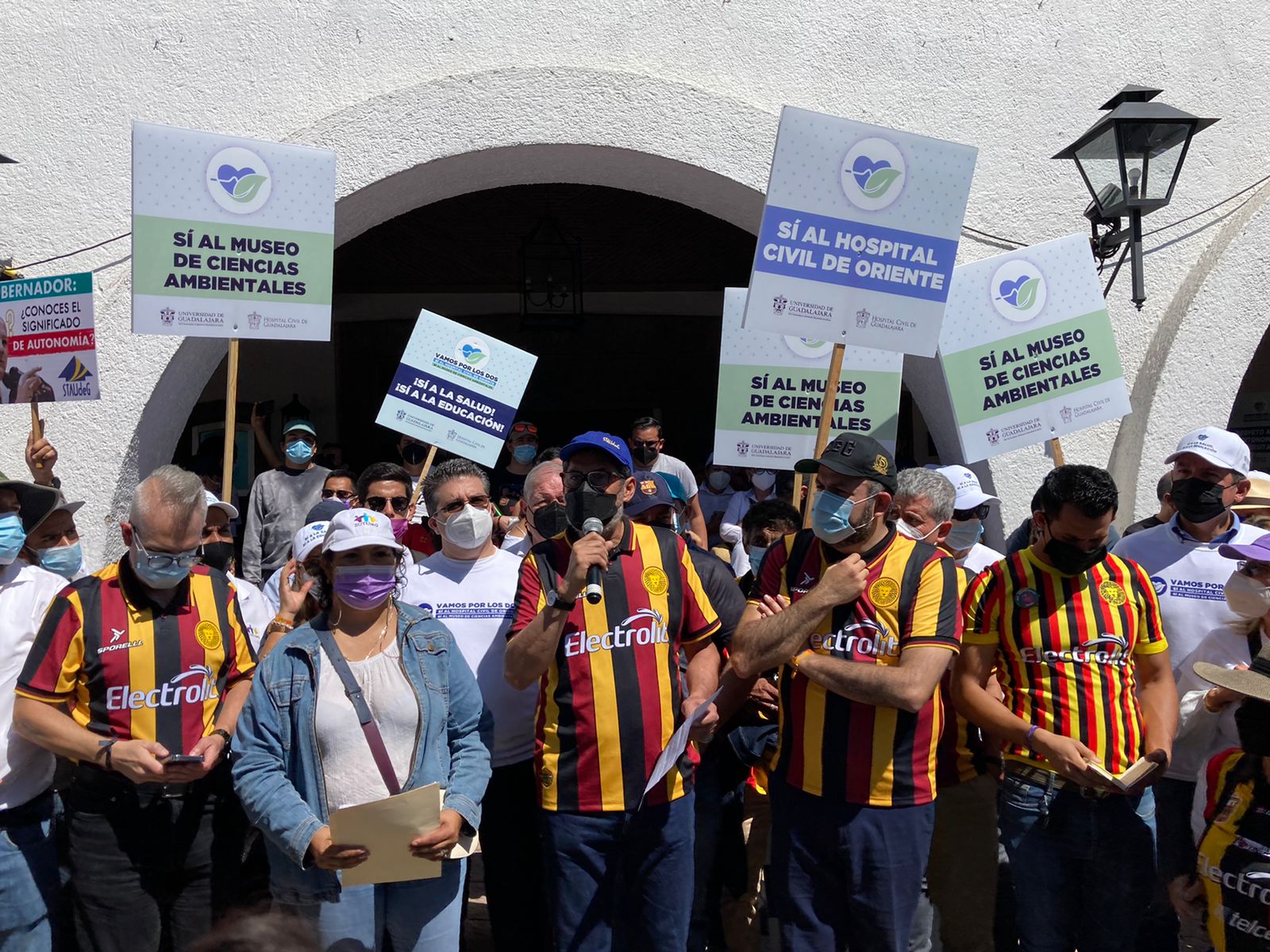 Estudiantes de UDG realizan caminata por la autonomía, la salud y la educación