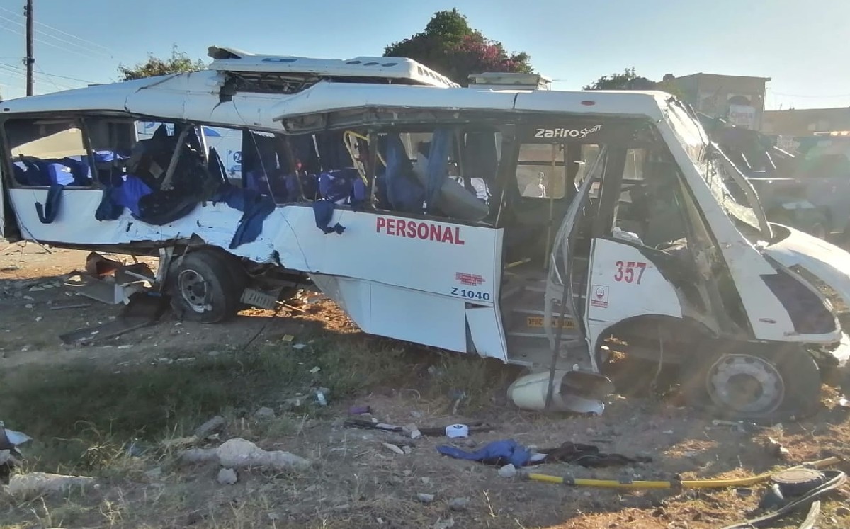 Tren impacta a autobús de personal en La Laguna; hay 4 lesionados (VIDEO)
