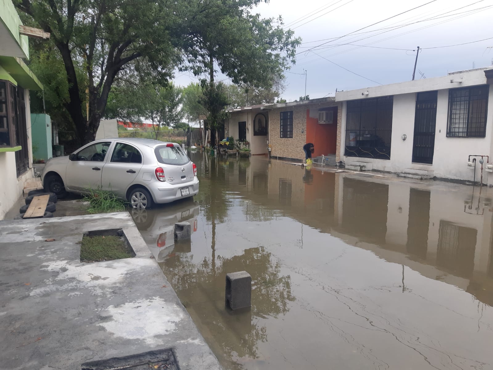 Se desborda drenaje e inunda la colonia Jardines de Guadalupe