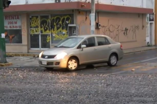 Lluvia arrastra grava sobre la avenida Manuel Ordóñez en Santa Catarina