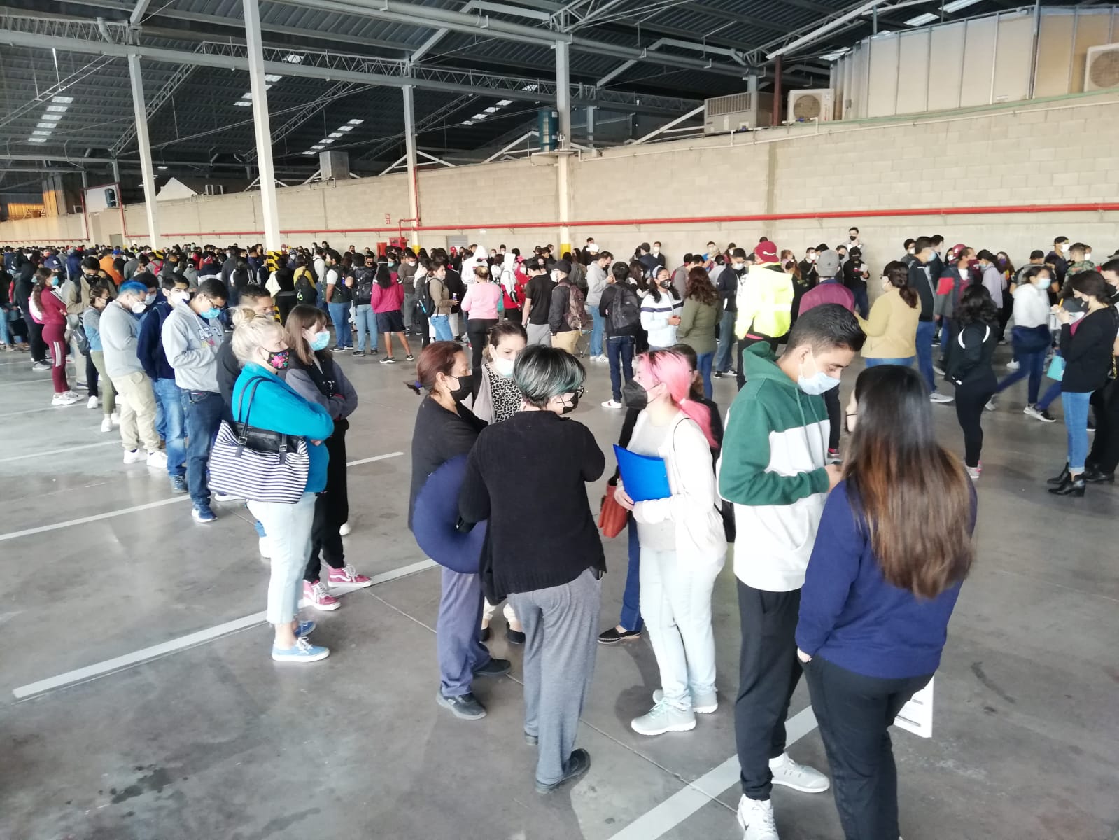 Abarrotan leoneses centros de vacunación durante primer día de aplicación 