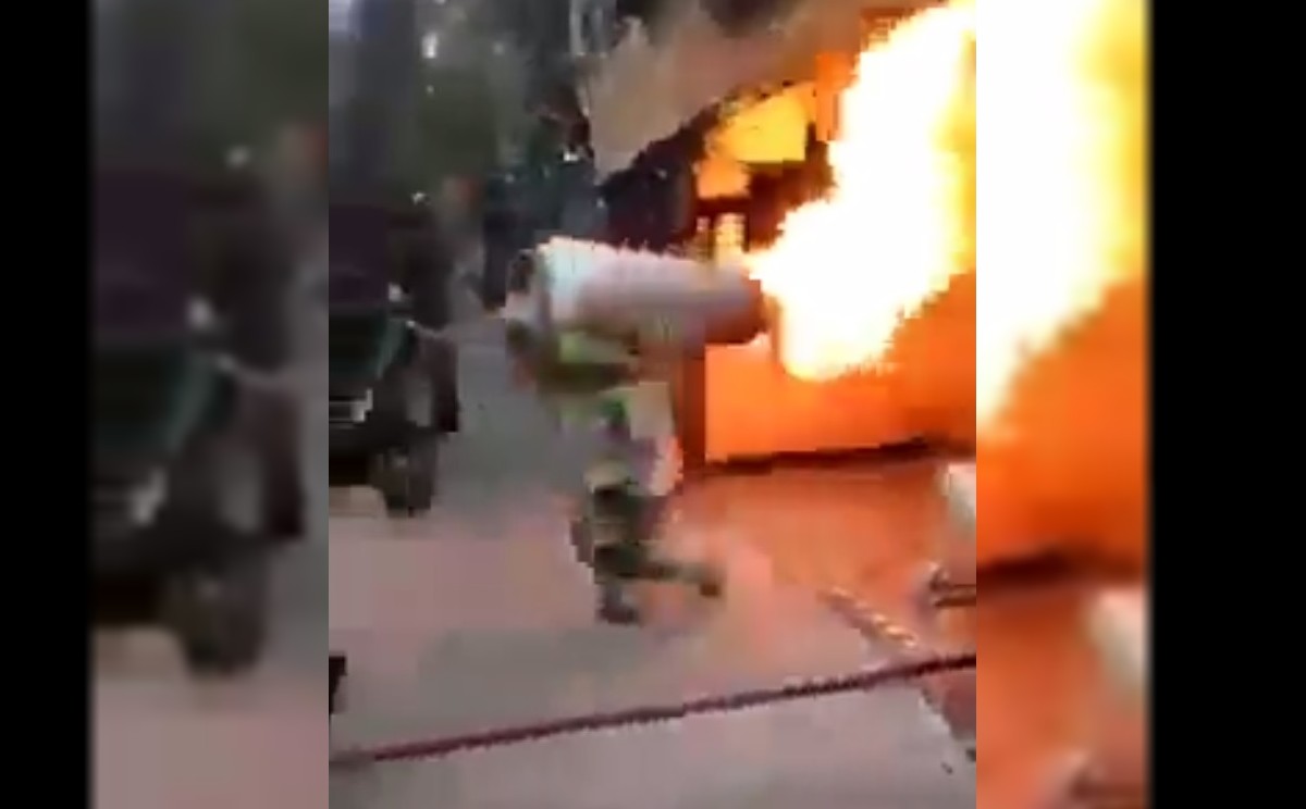 ¡Todo un héroe! Para evitar explosión, bombero de CdMx carga tanque de gas en llamas