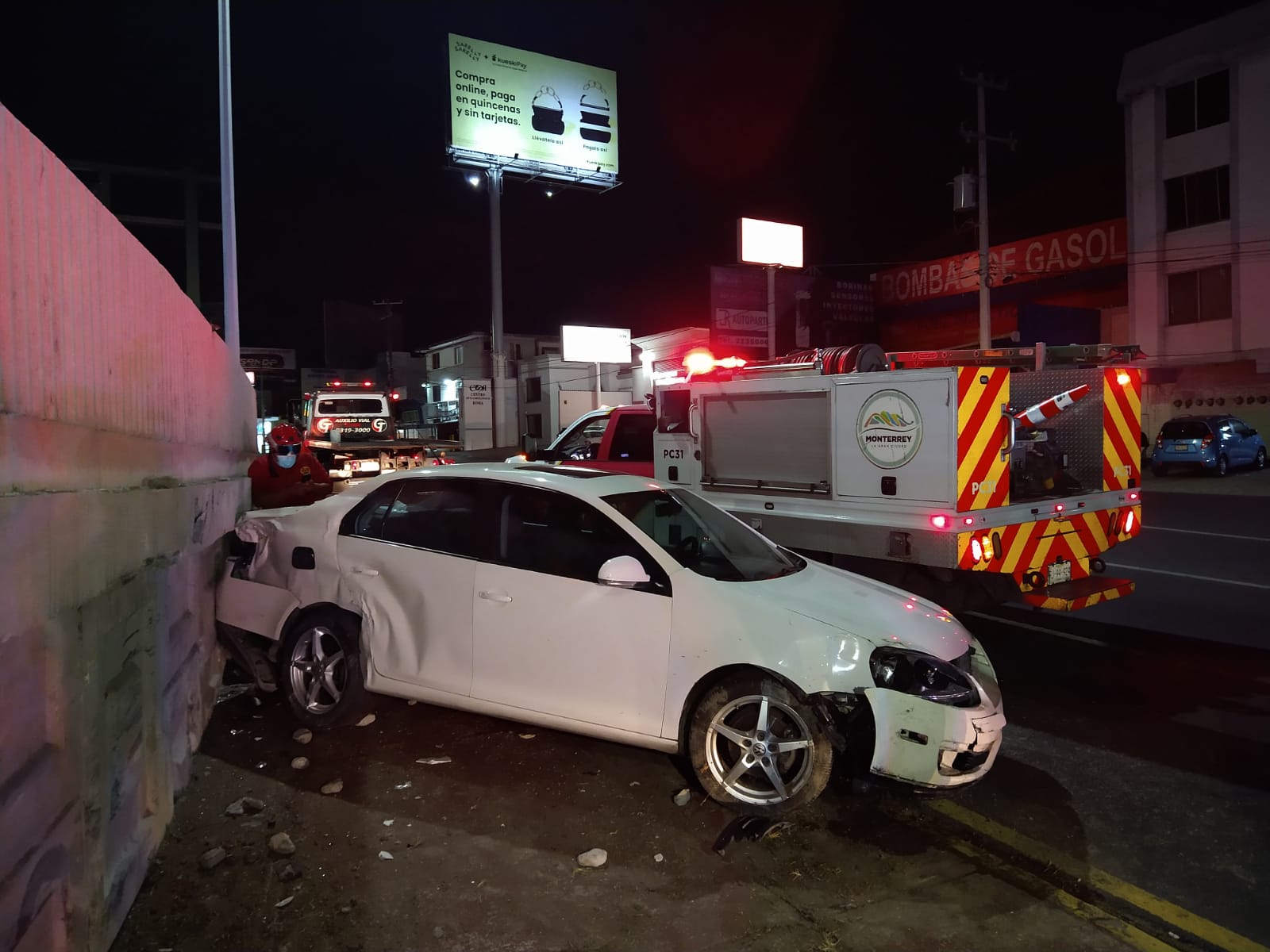 Conductor pierde el control y se estrella contra puente sobre avenida Garza Sada