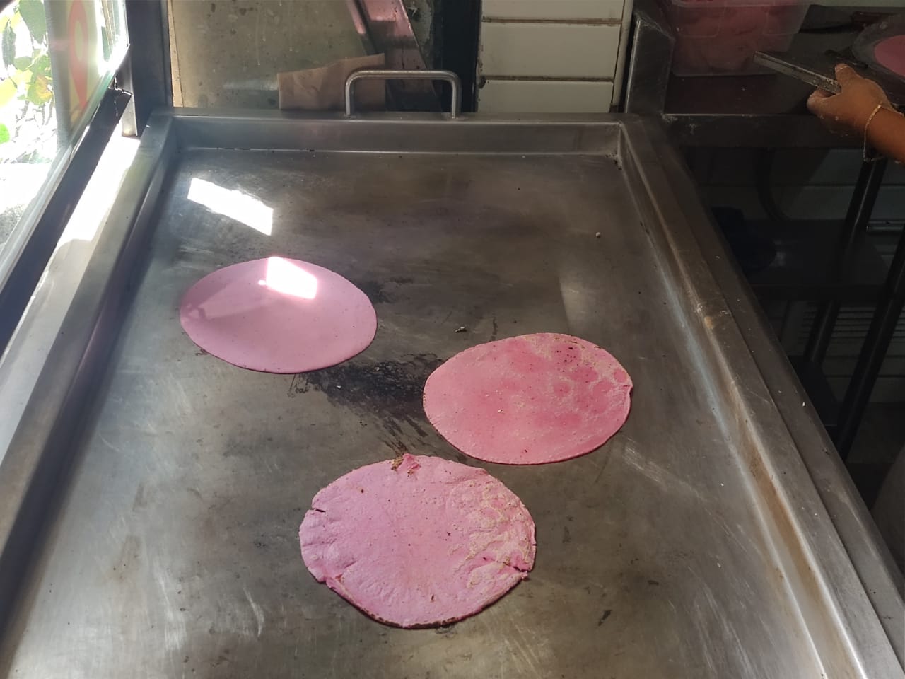 Tortillería en CdMx crea ‘tortillas rosas’ a beneficio de mujeres con cáncer de mama