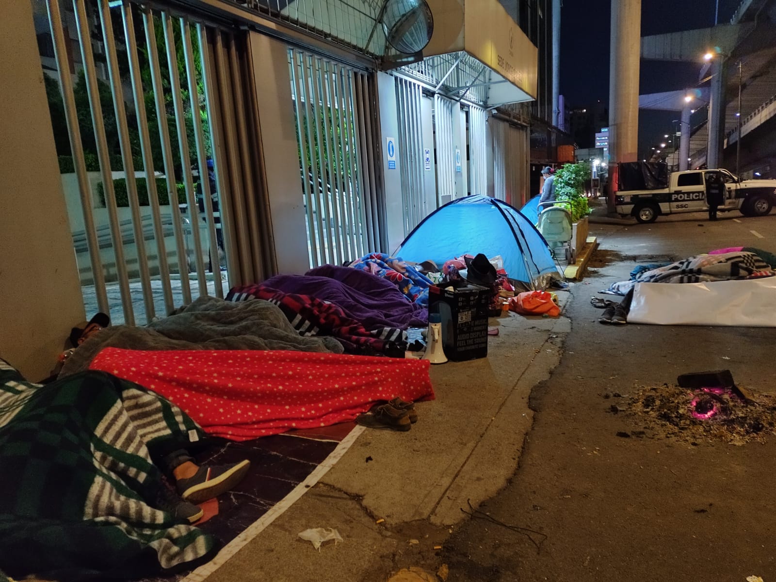Triquis mantienen bloqueo en Periférico Sur; acampan al exterior de la CNDH