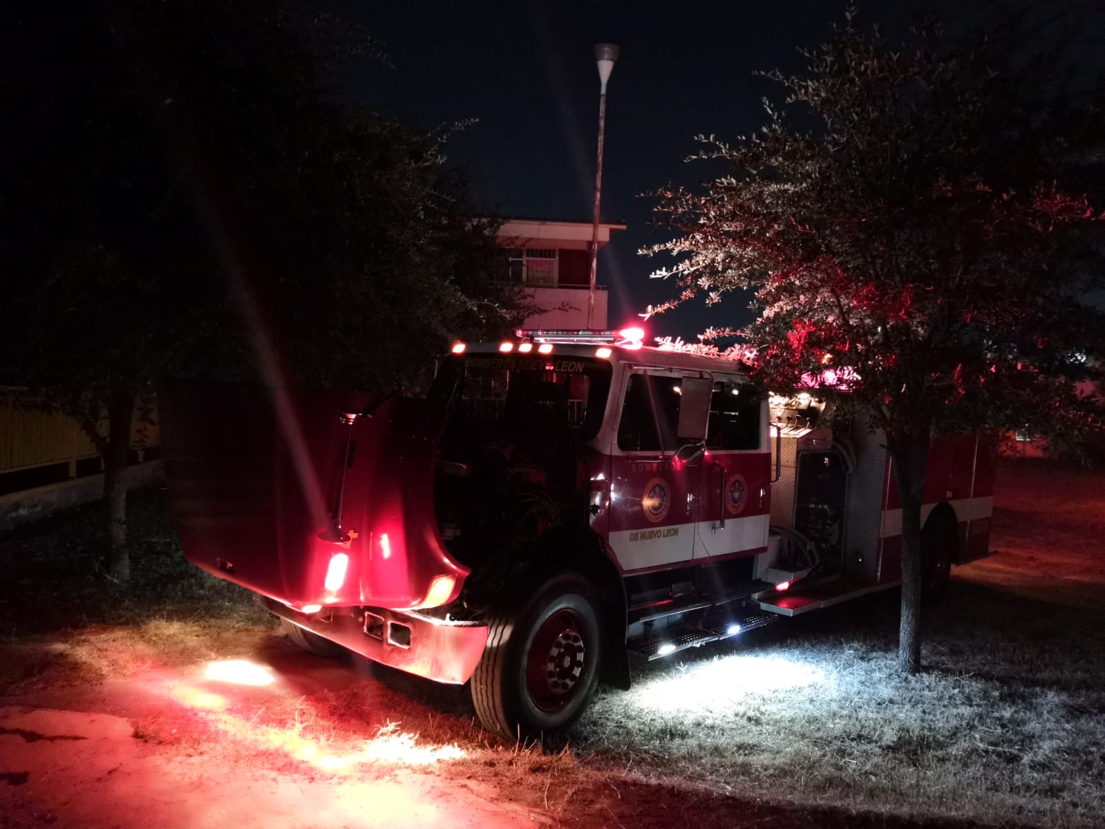 Cortocircuito provoca incendio y consume biblioteca de una primaria en Monterrey