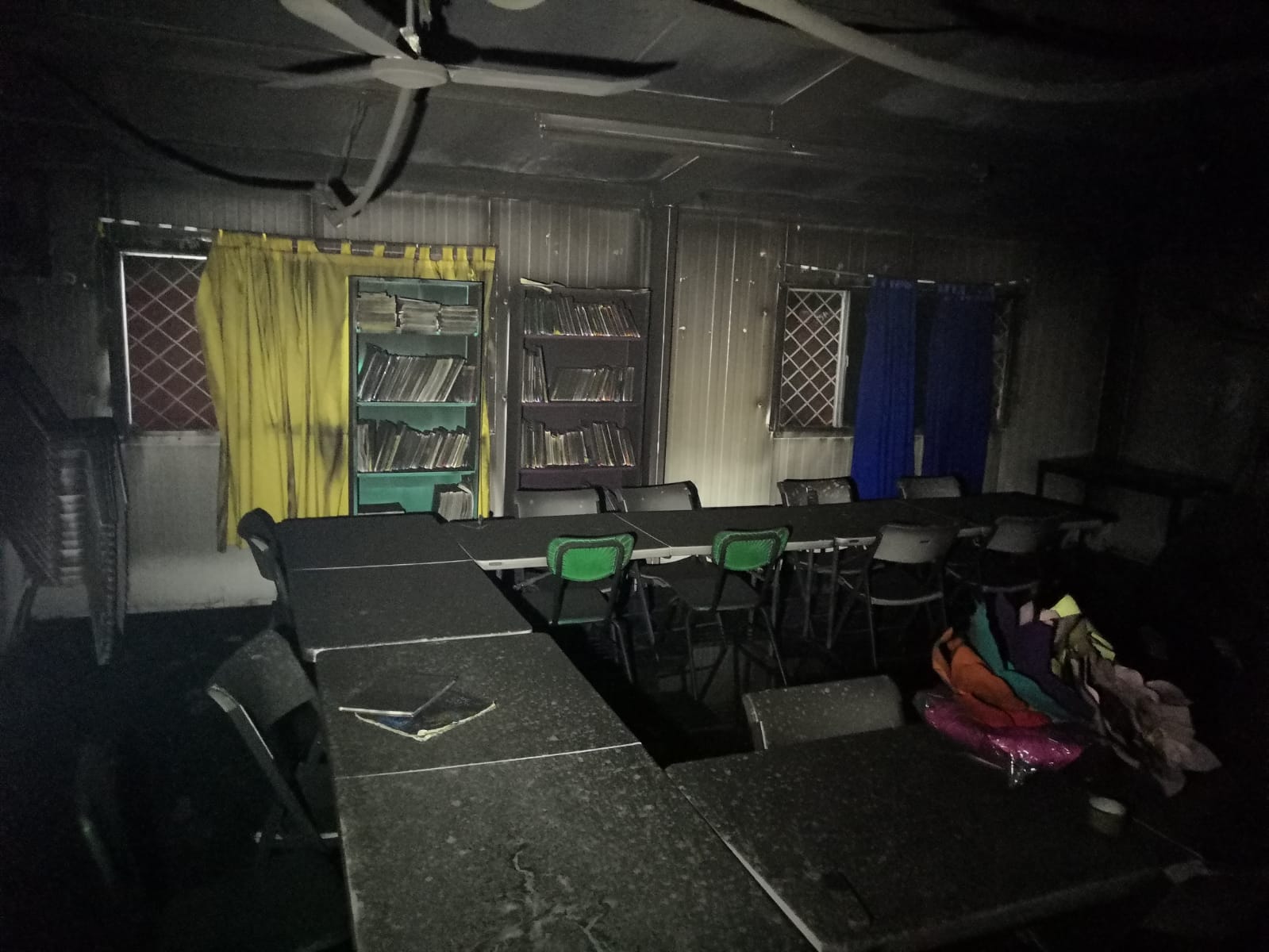 Cortocircuito provoca incendio y consume biblioteca de una primaria en Monterrey