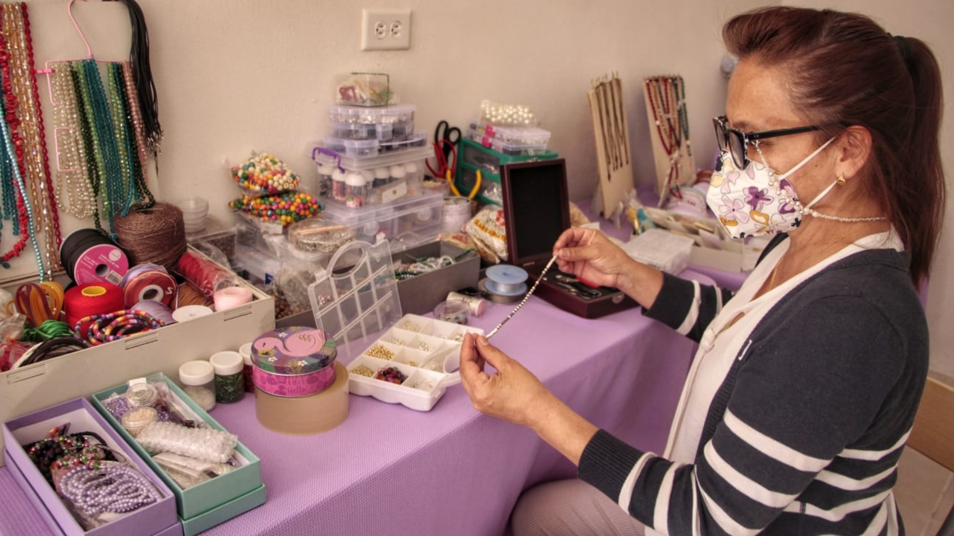 Madre e hijas emprenden con línea de bisutería 'La Divina Creación'