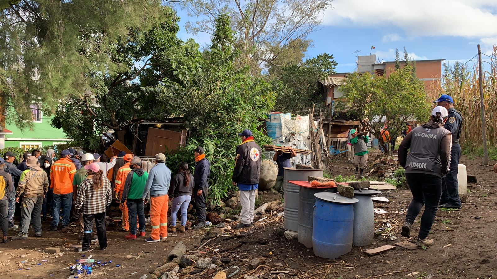 Autoridades desalojan predio irregular en Iztapalapa; había 15 viviendas y caballos