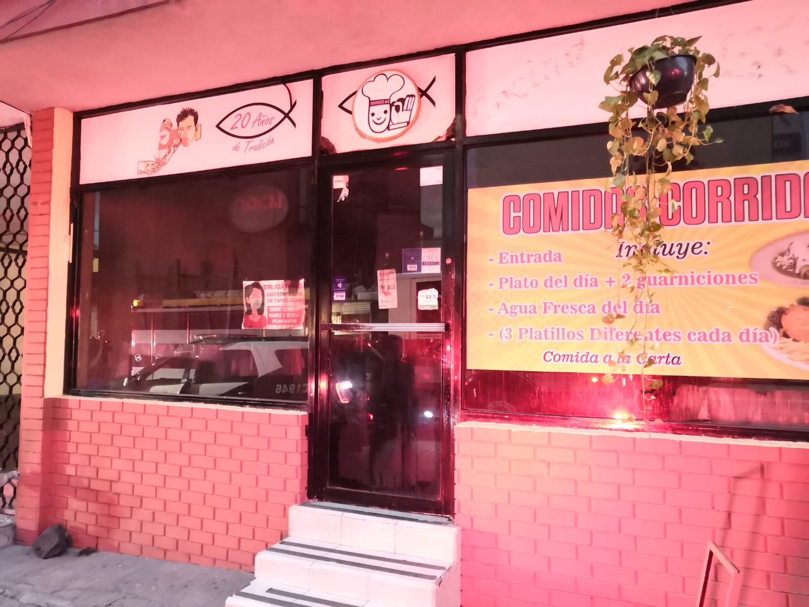 Controlan incendio dentro de restaurante en el Centro de Monterrey