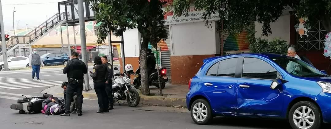Motociclista se pasa un alto es impactada por un auto en Venustiano Carranza
