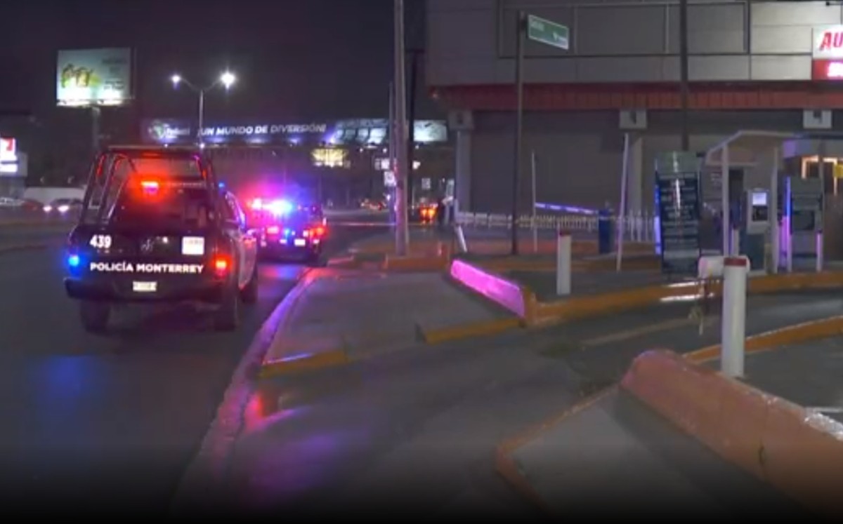 Atacan a balazos a conductor de camioneta en estacionamiento de tienda en avenida Lincoln