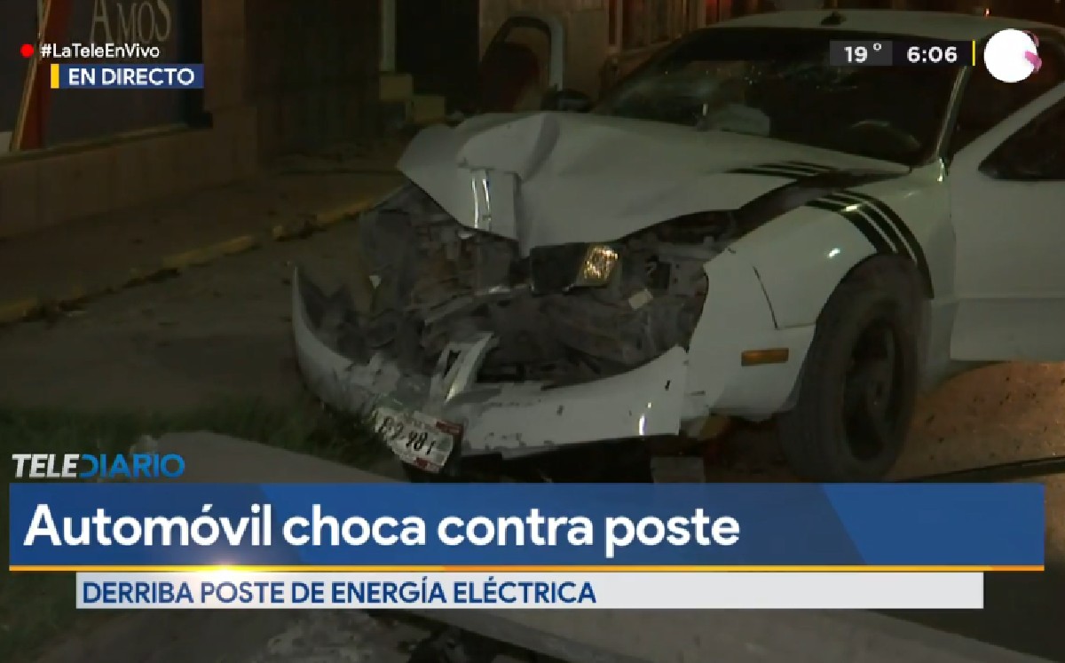 Conductor cargado de caguamas choca contra poste en Torreón y huye