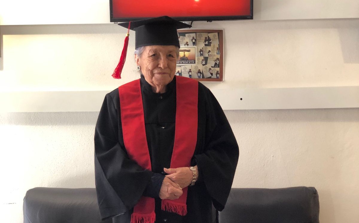 Josefina Cruz, la abuelita que se graduó a los 93 años en Administración de Empresas