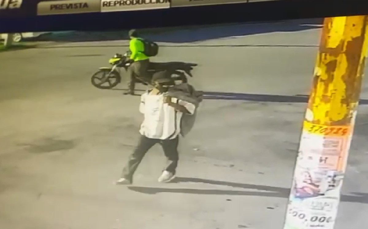 Cámaras captan el momento exacto en que ladrones roban motocicleta en colonia de Torreón