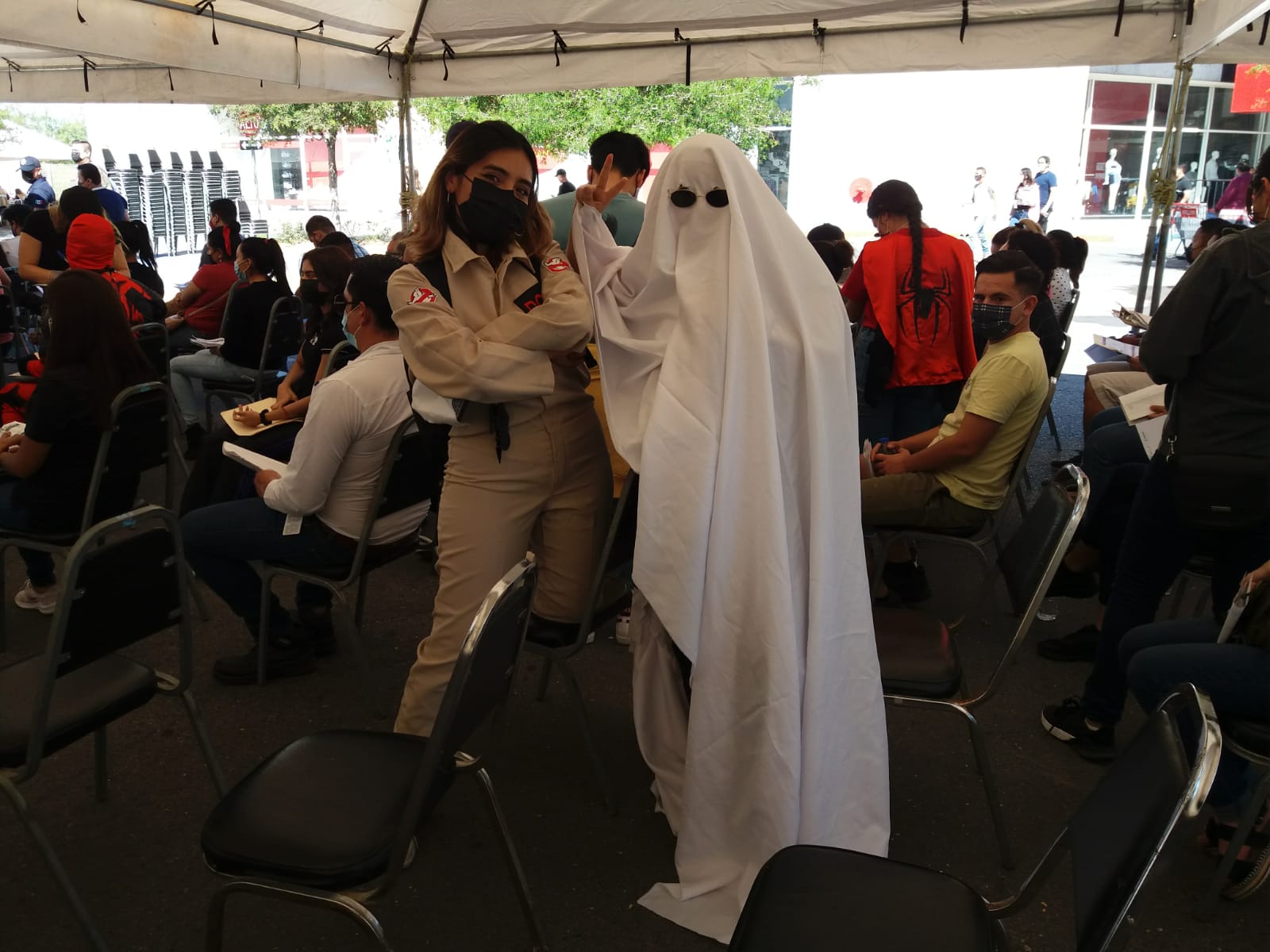Previo a Halloween, jóvenes se vacuna contra Covid-19 en Apodaca con desfile de disfraces