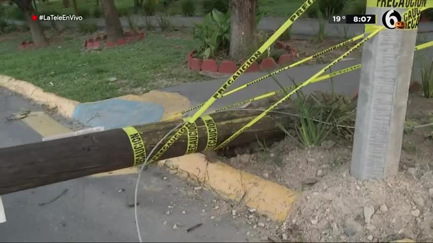Poste caído afecta vialidad en Monterrey 