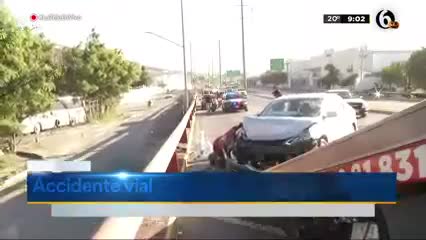 Conductor impacta su auto contra muro en la avenida Rangel Frías 