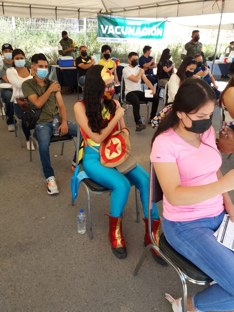 Previo a Halloween, jóvenes se vacuna contra Covid-19 en Apodaca con desfile de disfraces