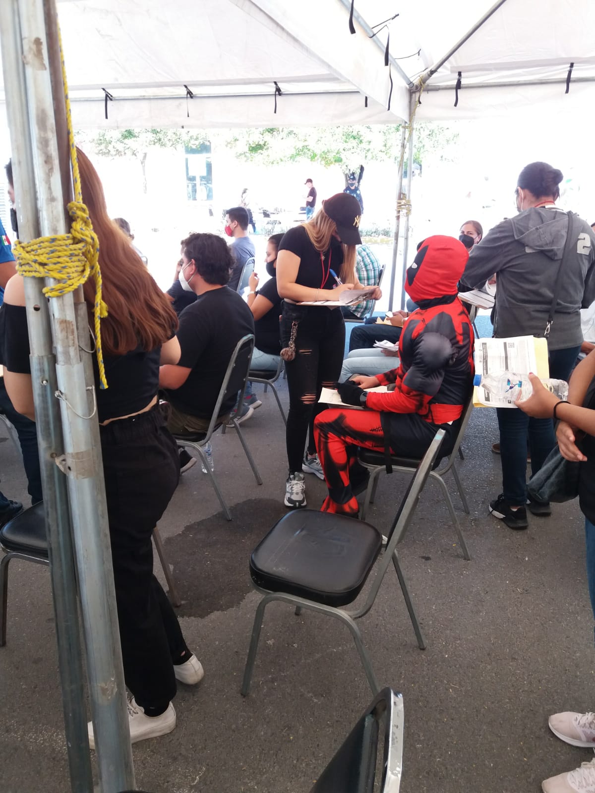 Previo a Halloween, jóvenes se vacuna contra Covid-19 en Apodaca con desfile de disfraces
