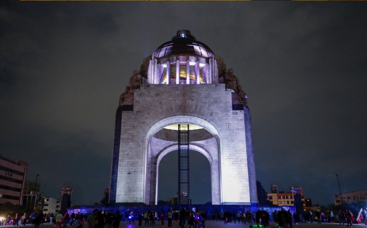 Monumentos y edificios de la CdMx se “visten” de blanco por el fin de la vacunación contra covid-19
