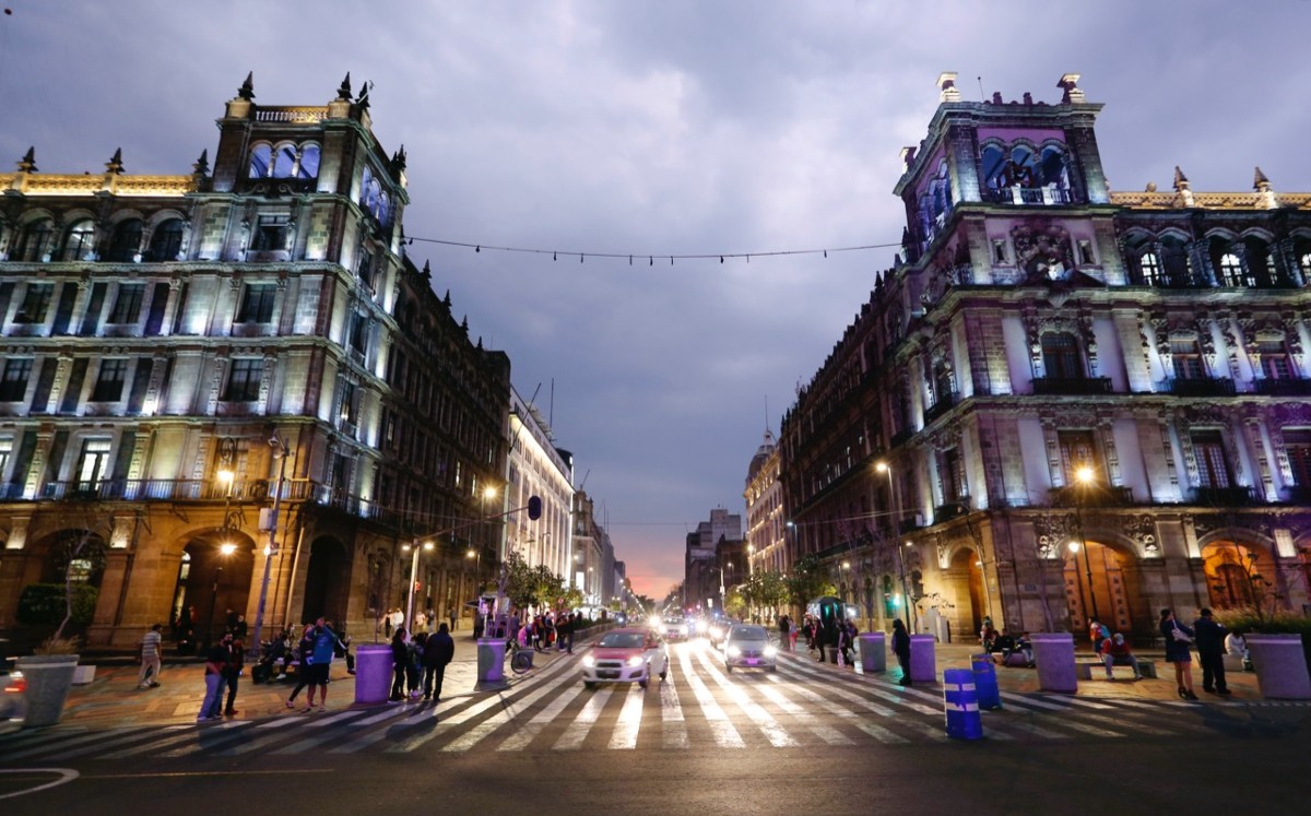 Monumentos y edificios de la CdMx se “visten” de blanco por el fin de la vacunación contra covid-19
