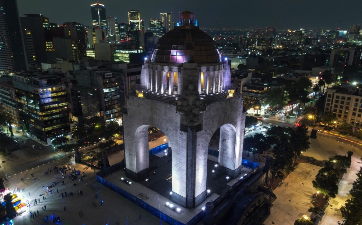 Monumentos y edificios de la CdMx se “visten” de blanco por el fin de la vacunación contra covid-19