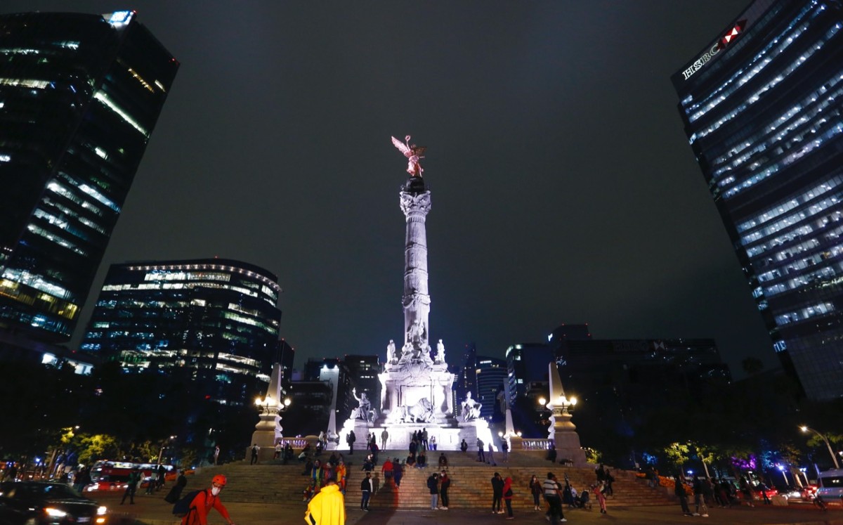 Monumentos y edificios de la CdMx se “visten” de blanco por el fin de la vacunación contra covid-19