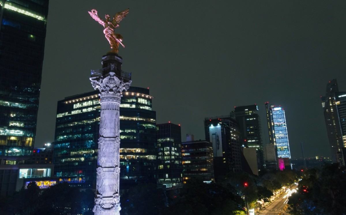 Monumentos y edificios de la CdMx se “visten” de blanco por el fin de la vacunación contra covid-19
