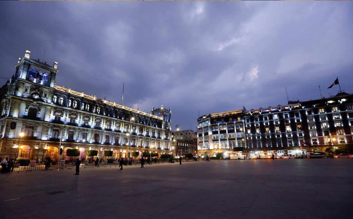 Monumentos y edificios de la CdMx se “visten” de blanco por el fin de la vacunación contra covid-19