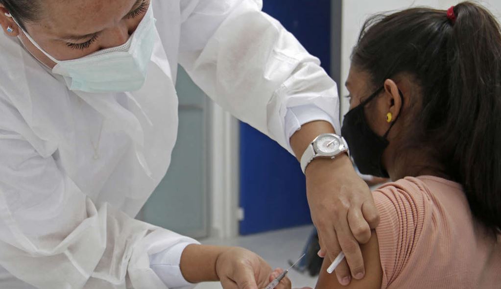 Vacunan a 192 menores vulnerables contra Covid-19 en NL